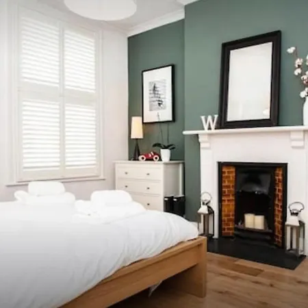 Stylish Newly Refurbished 2 Bedroom Flat With Terrace London