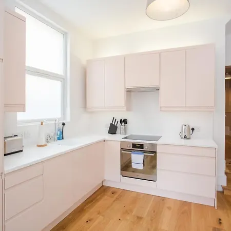 Holiday home Stylish & Modern 3 Bed Flat In Nw With Garden London