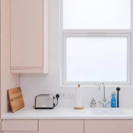 Stylish & Modern 3 Bed Flat In Nw With Garden
