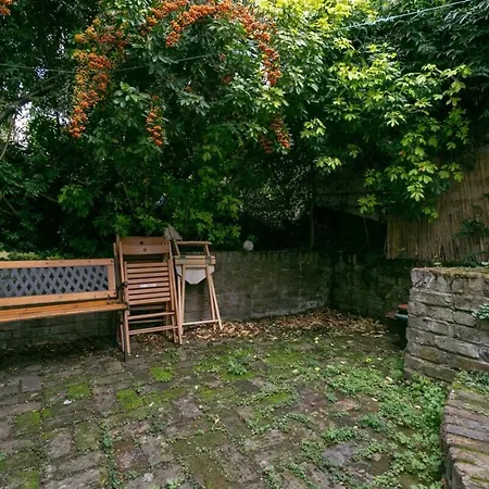 Fantastic And Bright 1 Bedroom Garden Flat *