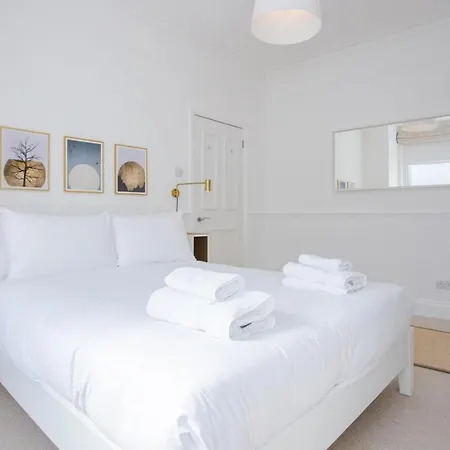 Stylish & Modern 3 Bed Flat In Nw With Garden London