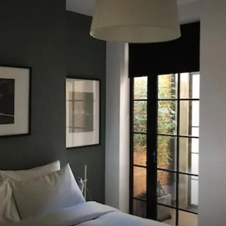 Stylish Newly Refurbished 2 Bedroom Flat With Terrace Apartment *