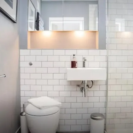 Stylish Newly Refurbished 2 Bedroom Flat With Terrace * London