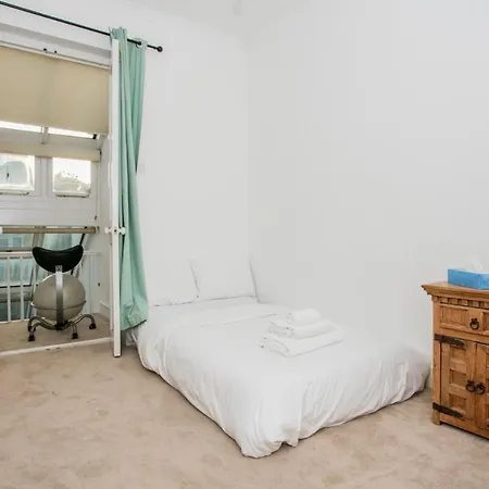 Elegant Victorian 3-bed Near Hammersmith