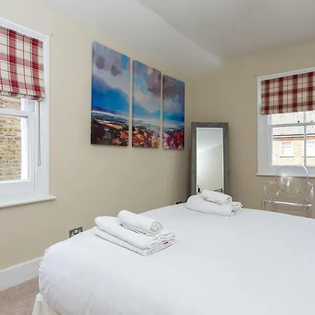 Quaint 2 Bedroom Flat - 9 Minutes Walk To Vauxhall Tube *