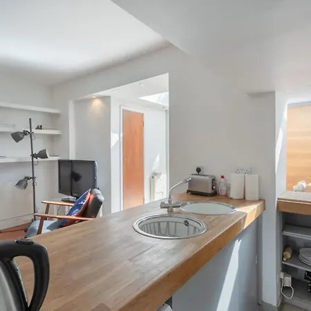 Fantastic And Bright 1 Bedroom Garden Flat Apartment