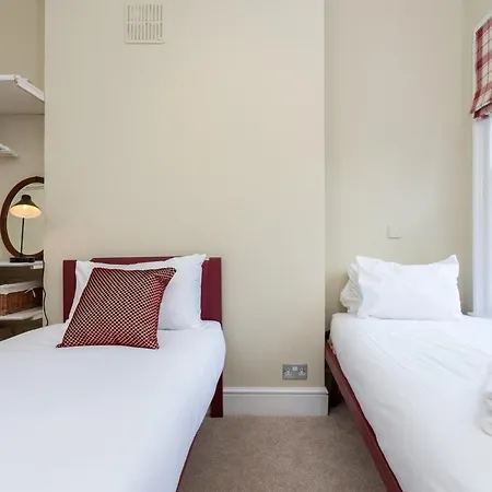 Quaint 2 Bedroom Flat - 9 Minutes Walk To Vauxhall Tube Apartment