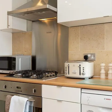 Quaint 2 Bedroom Flat - 9 Minutes Walk To Vauxhall Tube *