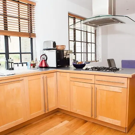 Spectacular 4-bedroom Close To Eye London