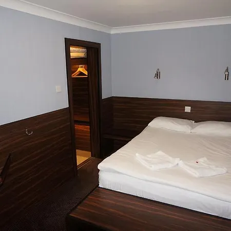 Crestfield Hotel 2*