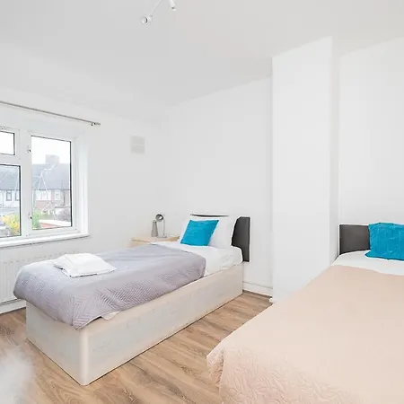 Holiday home 4 Bedrooms Self Catering House, Free Wifi & Netfix *