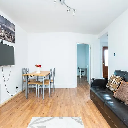 Holiday home 4 Bedrooms Self Catering House, Free Wifi & Netfix Dagenham