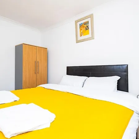 4 Bedrooms Self Catering House, Free Wifi & Netfix Holiday home Dagenham