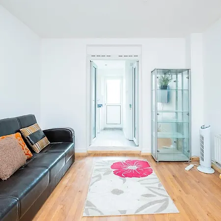 4 Bedrooms Self Catering House, Free Wifi & Netfix * Dagenham