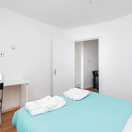 4 Bedrooms Self Catering House, Free Wifi & Netfix Dagenham