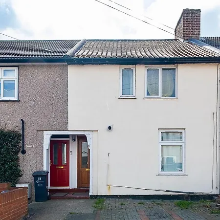 4 Bedrooms Self Catering House, Free Wifi & Netfix Holiday home Dagenham