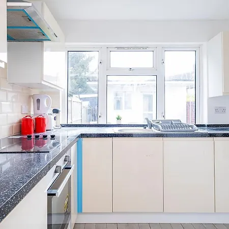 Holiday home 4 Bedrooms Self Catering House, Free Wifi & Netfix *