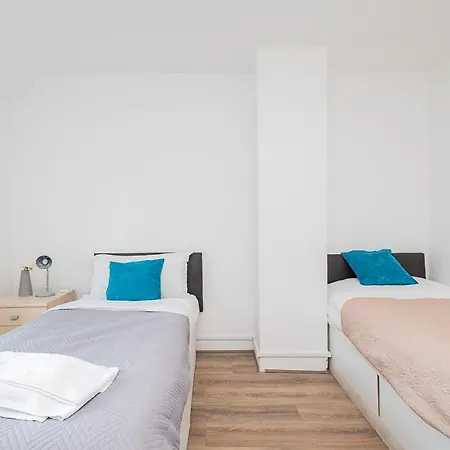 Holiday home 4 Bedrooms Self Catering House, Free Wifi & Netfix *