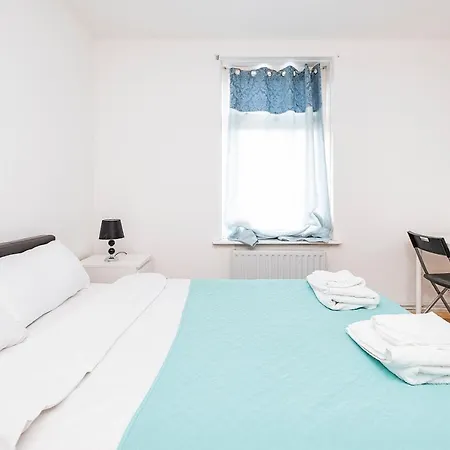 Holiday home 4 Bedrooms Self Catering House, Free Wifi & Netfix Dagenham