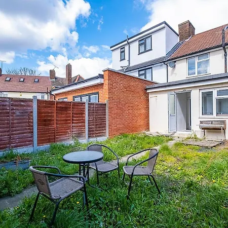 4 Bedrooms Self Catering House, Free Wifi & Netfix Holiday home *