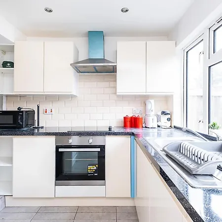 4 Bedrooms Self Catering House, Free Wifi & Netfix Dagenham
