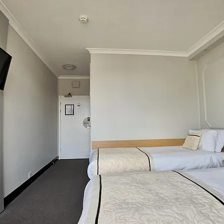 Lancaster Hall Hotel 3*
