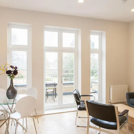 Pass The Keys - Spacious Flat With Private Sun Terrace In South East Apartment London