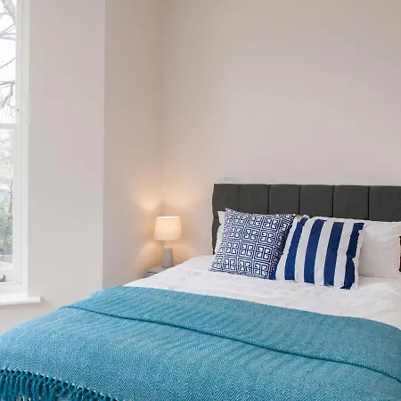 Pass The Keys - Spacious Flat With Private Sun Terrace In South East * London
