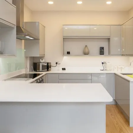 Pass The Keys - Spacious Flat With Private Sun Terrace In South East Apartment London