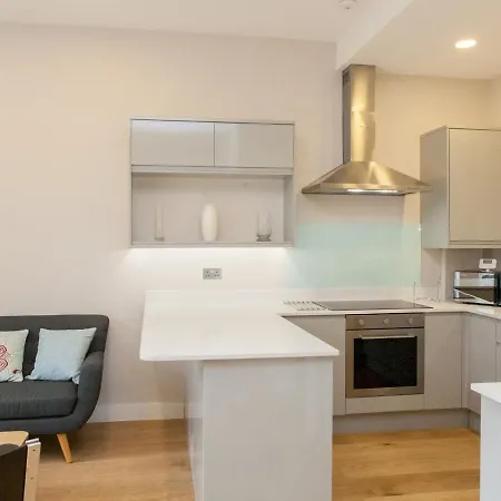 Pass The Keys - Spacious Flat With Private Sun Terrace In South East