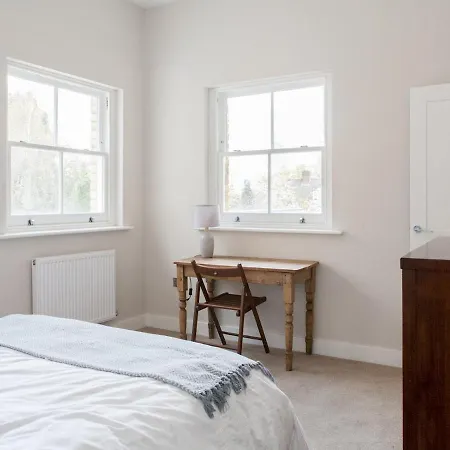 Pass The Keys - Spacious Flat With Private Sun Terrace In South East Apartment London