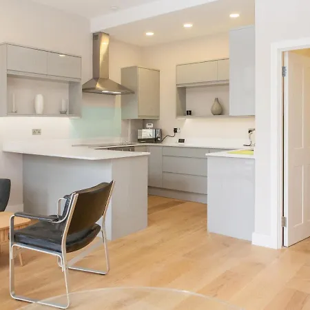 Apartment Pass The Keys - Spacious Flat With Private Sun Terrace In South East *