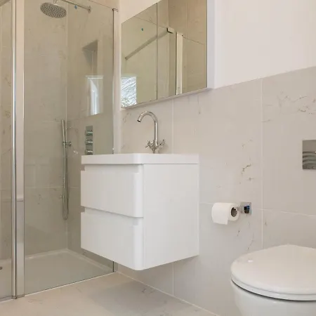 Pass The Keys - Spacious Flat With Private Sun Terrace In South East *