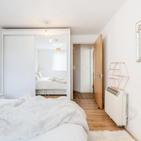 Apartment *spacious-modern One Bed Flat. Riverside Location*