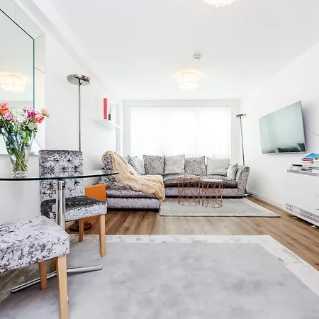 *spacious-modern One Bed Flat. Riverside Location* *