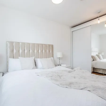 *spacious-modern One Bed Flat. Riverside Location* London