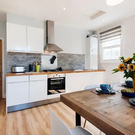 Modern Family In Close To Amenities And Train *
