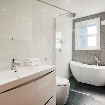 Modern Family In Close To Amenities And Train Holiday home *