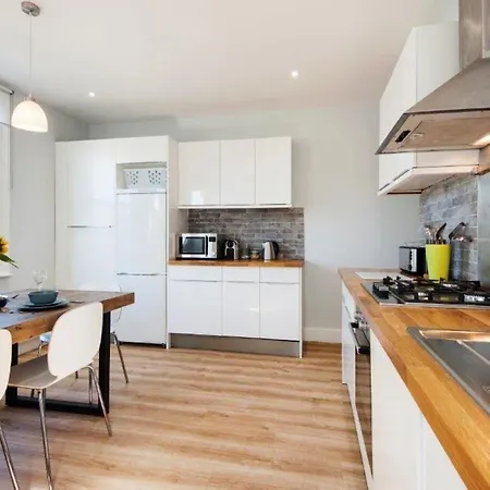 Modern Family In Close To Amenities And Train *