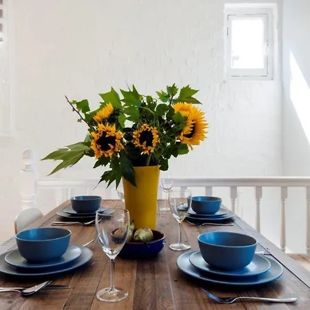 Modern Family In Close To Amenities And Train * London