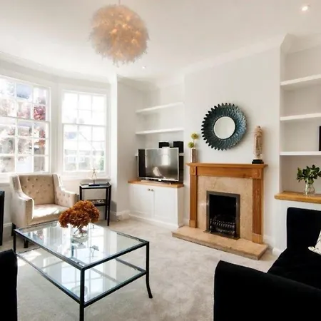 Modern Family In Close To Amenities And Train Holiday home London