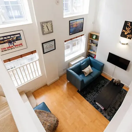 2-bed, 2-bath Sanctuary Near Holborn Station, Covent Garden & West End * London