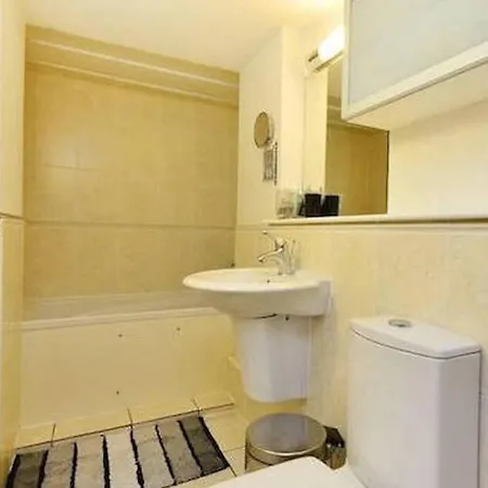 2-bed, 2-bath Sanctuary Near Holborn Station, Covent Garden & West End Apartment London