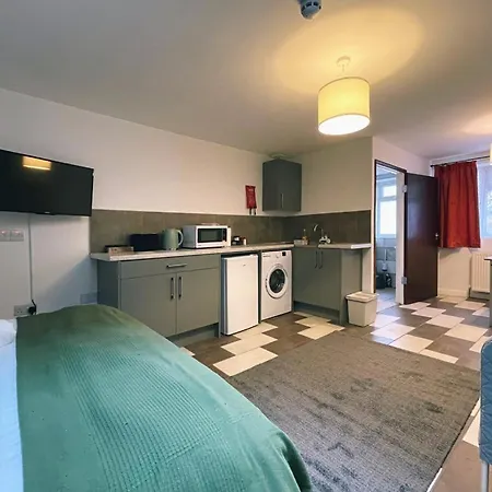 Grand Suites Near Heathrow Apartmán *
