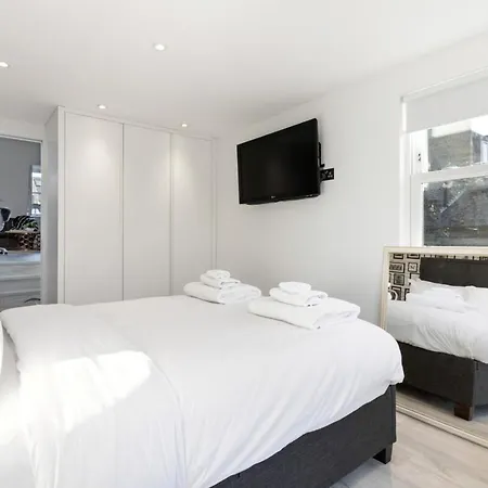 Lovely Newly-renovated 3 Bedroom In Fulham Apartment