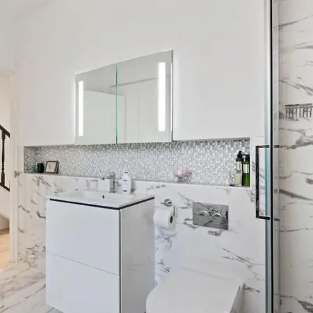 Apartment Lovely Newly-renovated 3 Bedroom In Fulham London