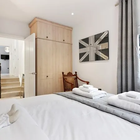 Lovely Newly-renovated 3 Bedroom In Fulham Apartment London