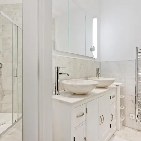 Lovely Newly-renovated 3 Bedroom In Fulham Apartment *