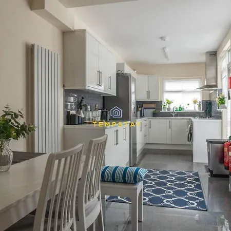 5 Bed/4 Bath At Wembley Stadium & Free Parking Holiday home *