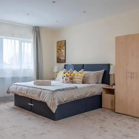 5 Bed/4 Bath At Wembley Stadium & Free Parking Holiday home *
